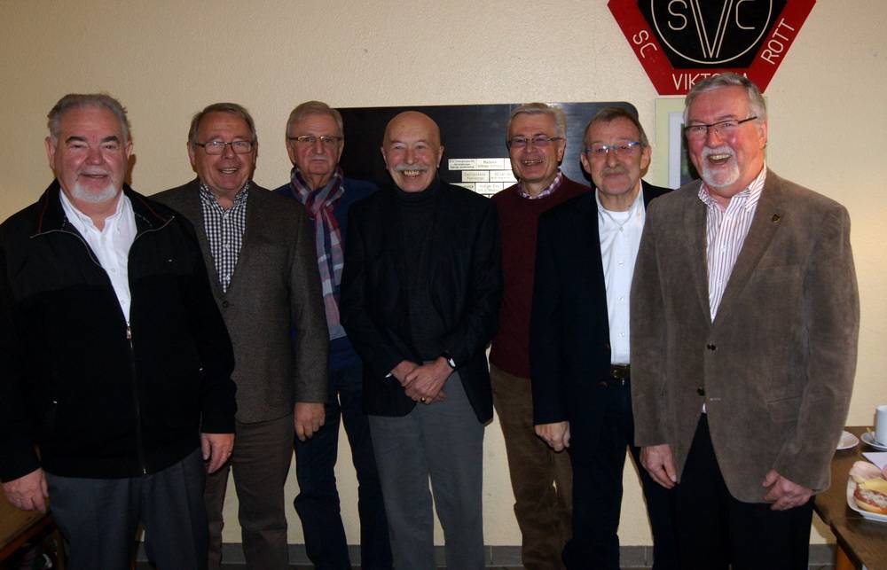  Freunde des Carnaper Platzes (v.l.) Herbert Fleing,. Hermann Jofef Richter, Lothar Kampe (Hatzfeld), Klaus Schulten (Kothener Freunde), Fred Simon (Küllenhahn), Willi Riedesel und Karl-Heinz Emde. 