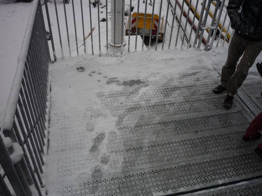  Der Winterdienst auf der Brücke funktioniert noch nicht optimal. Rundschau-Leser Klaus Döring: "Der Schnee bleibt liegen, und wo viele Menschen gegangen sind, bildet sich Matsch.Es braucht nicht viel Fantasie, sich vorzustellen, was daraus wird, wenn er gefriert." 