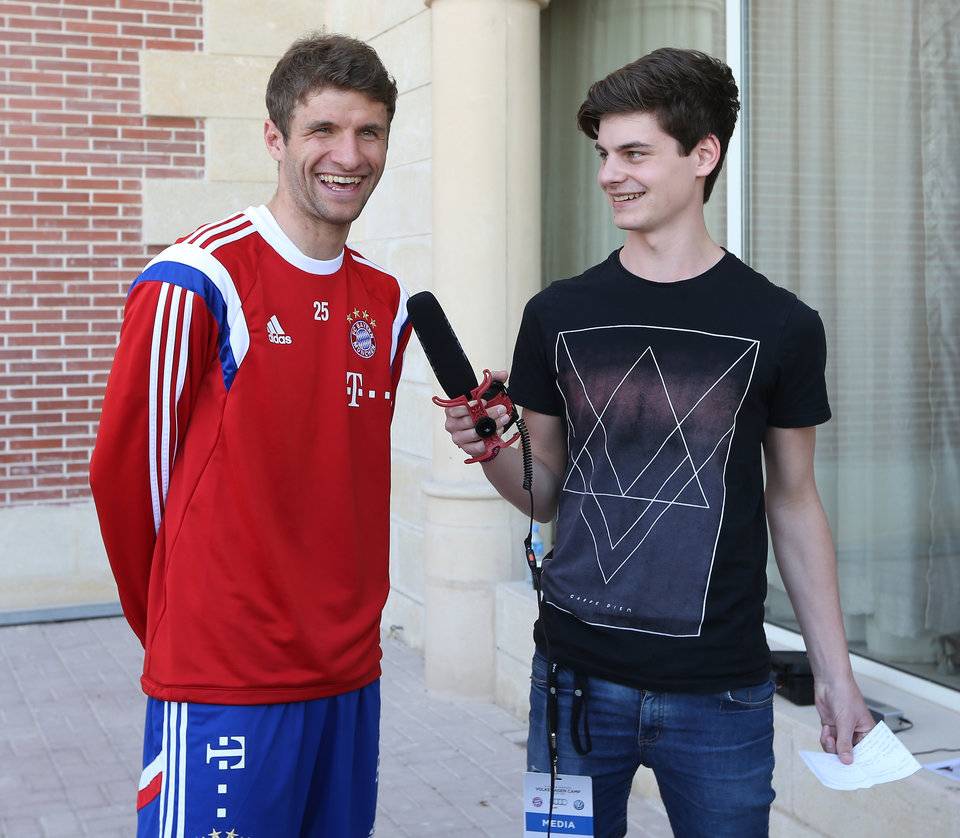  Gute Laune: Weltmeister Thomas Müller (li.) im Interview mit Lukas Bartsch. 