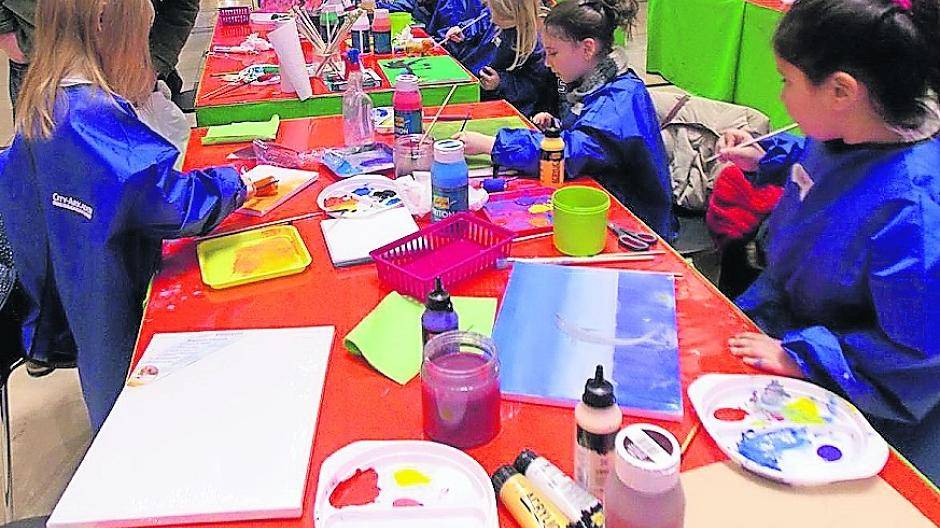  In der Kinder-Kunstwerkstatt können die Kids ihrer Kreativität freien lauf lassen. 