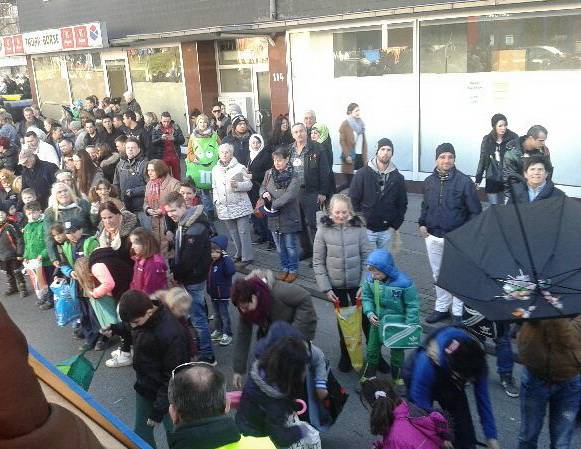  Entlang der Strecke ist wieder viel los. 