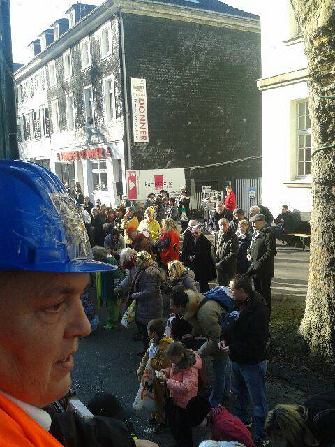  Die Funken-Blau-Gold nahmen sich auf ihrem Wagen thematisch der Baustellen-Problematik in Wuppertal an. 