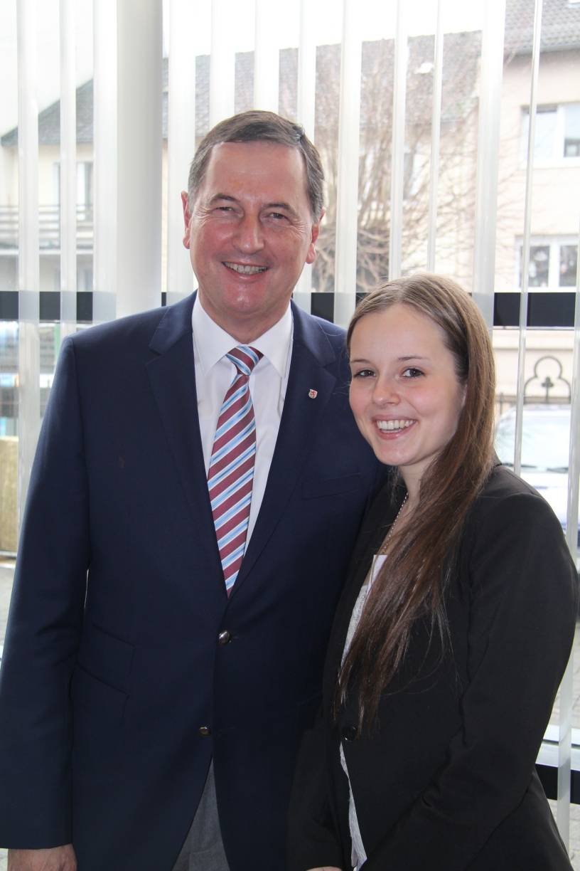 Jugend forsch(t): Jana Hornung mit Oberbürgermeister Peter Jung. 
