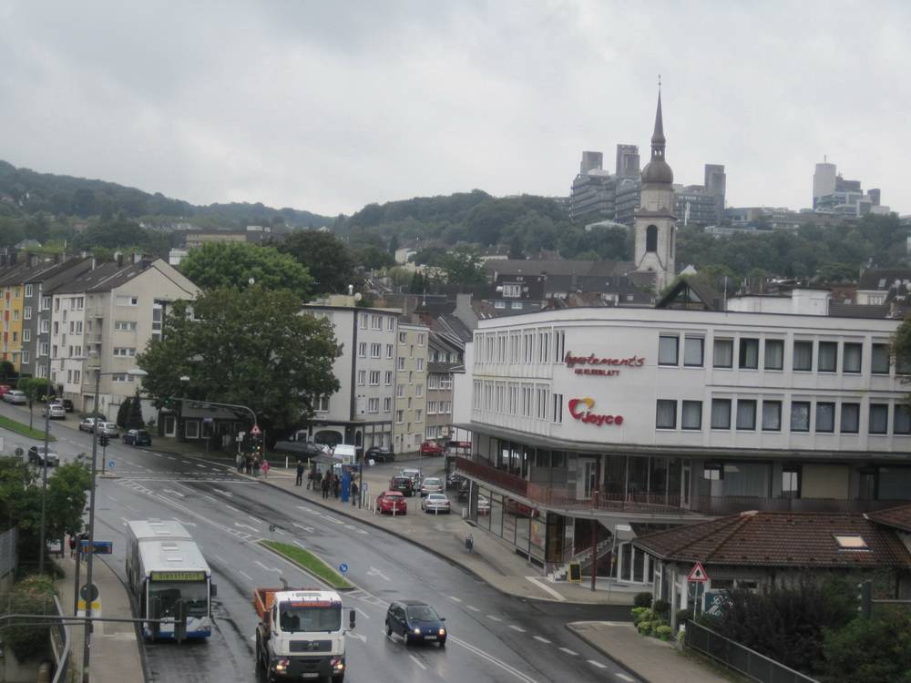  Am Kleeblatt steigen viele Studenten, die mit der Bahn angereist sind, in die Busse zur Uni (oben rechts). 