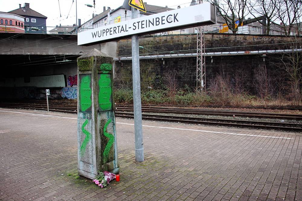  Der Obelisk erinnert an die mehr als 1.000 Opfer der fünf Massentransporte, die vom Bahnhof Steinbeck aus starteten. 