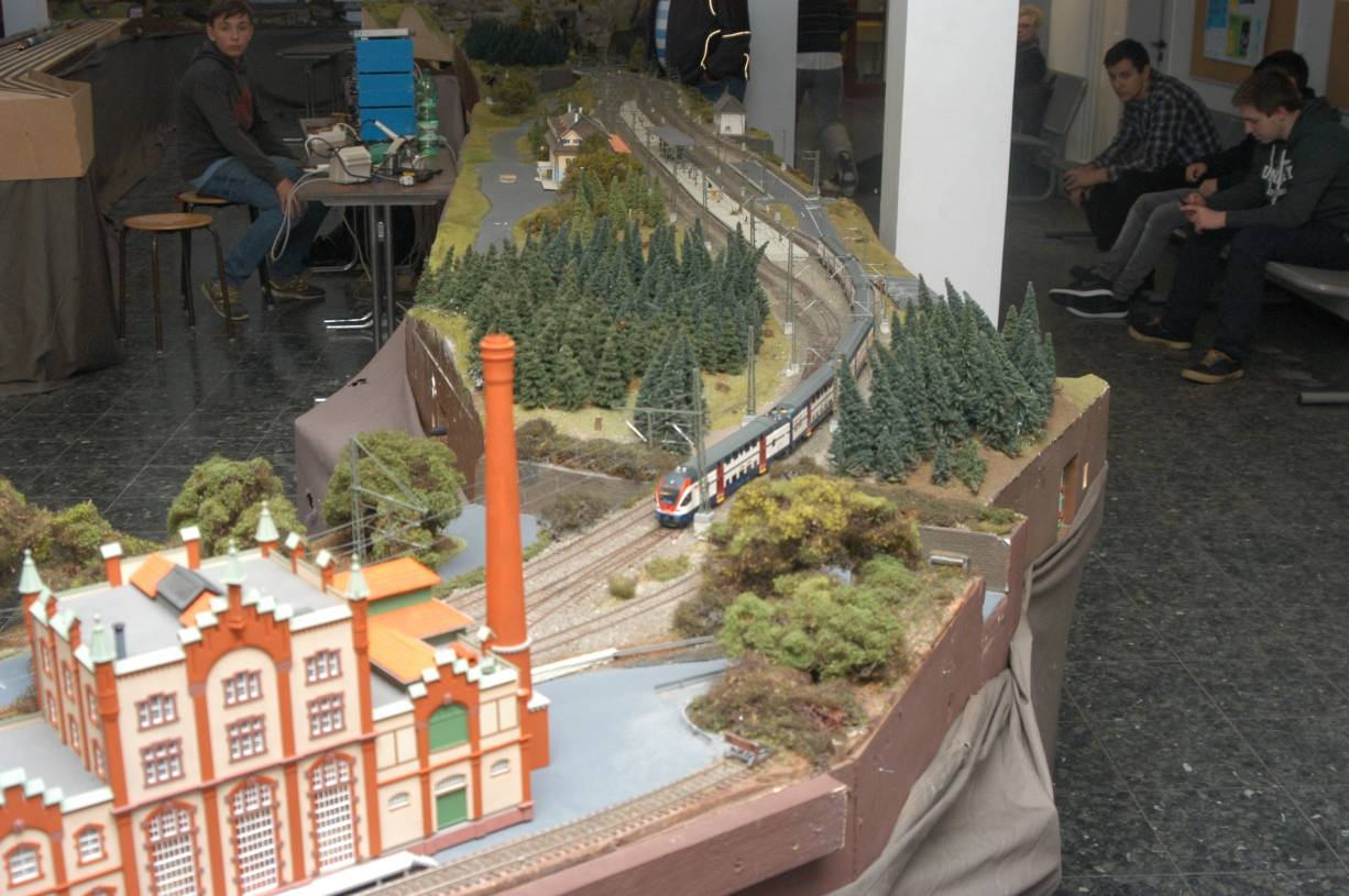  Auch wenn sich hinter den Kulissen einiges verändert hat: Die Modellbahn-Anlage der Tagesschule Dönberg, eine der größten ihrer Art in Deutschland, wächst weiter... 