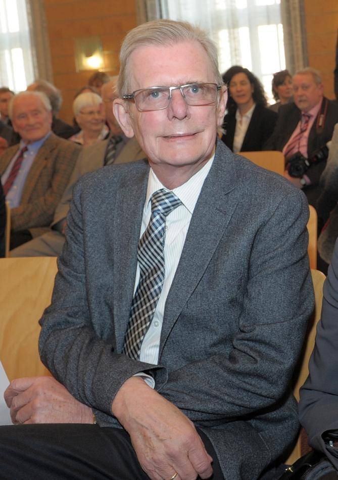  Hans Kremendahl im vergangenen Jahr bei der Ehrenring-Verleihung an Ernst-Andreas Ziegler.  