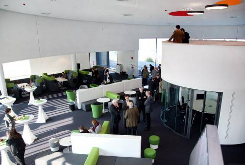  Die Uni-Bibliothek schließt nun auch am Wochenende später. 