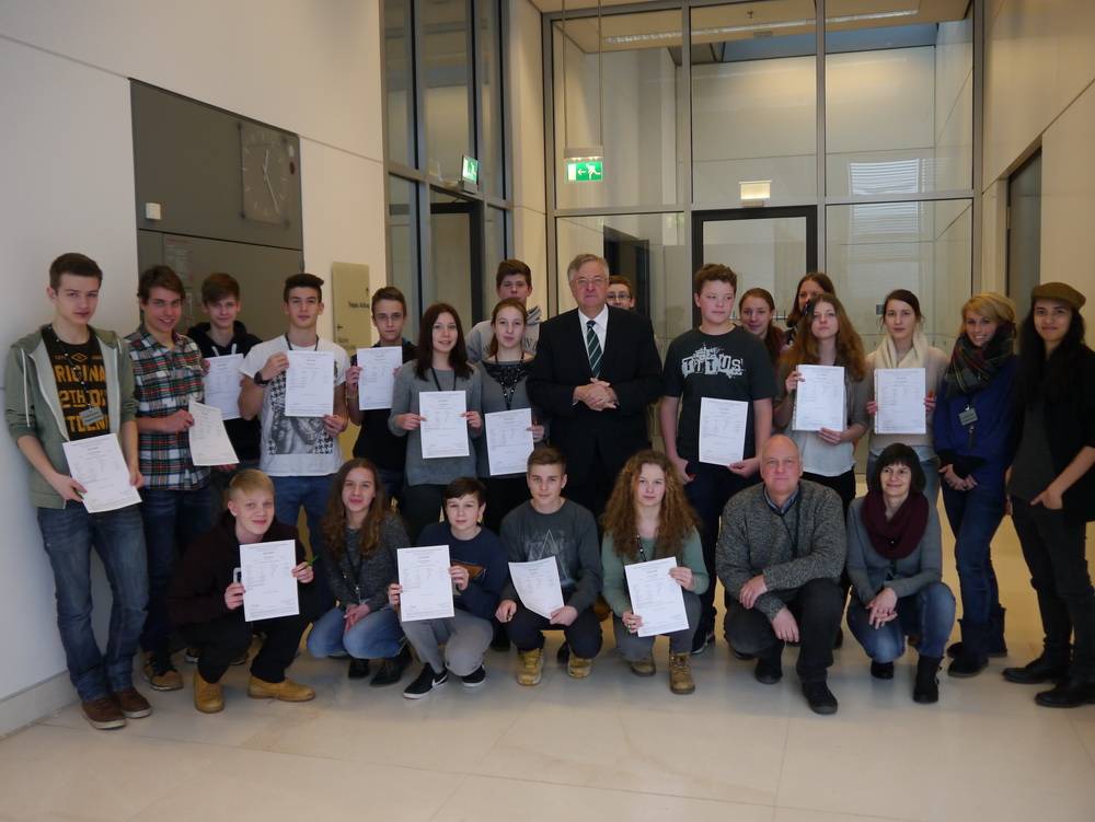  Klassenfoto mit dem Bundestagsvizepräsidenten. 