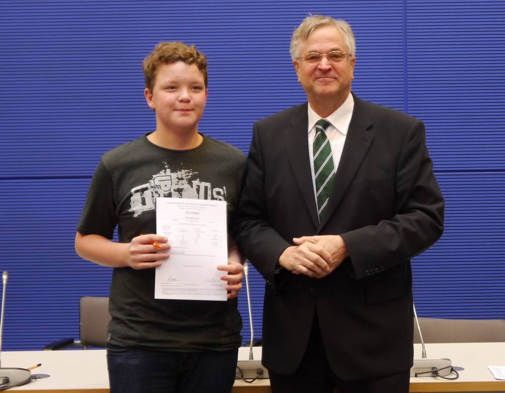  Erik Rehrmann (li.) mit seinem Zeugnis und Peter Hintze. 
