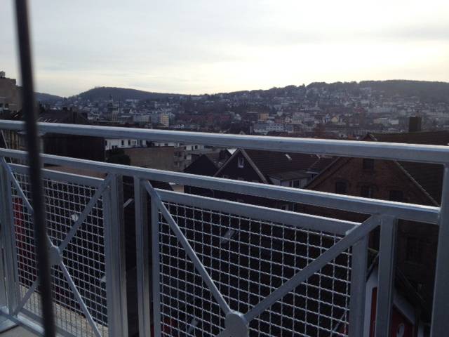  Eines der bereits montierten Brückengeländer auf dem Viadukt Bartholomäusstraße. 