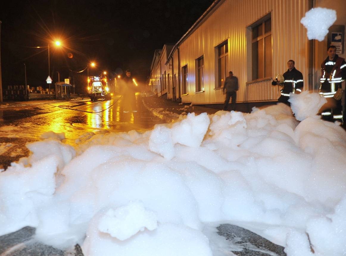  Aus dem Gulli stieg der Schaum hoch. 