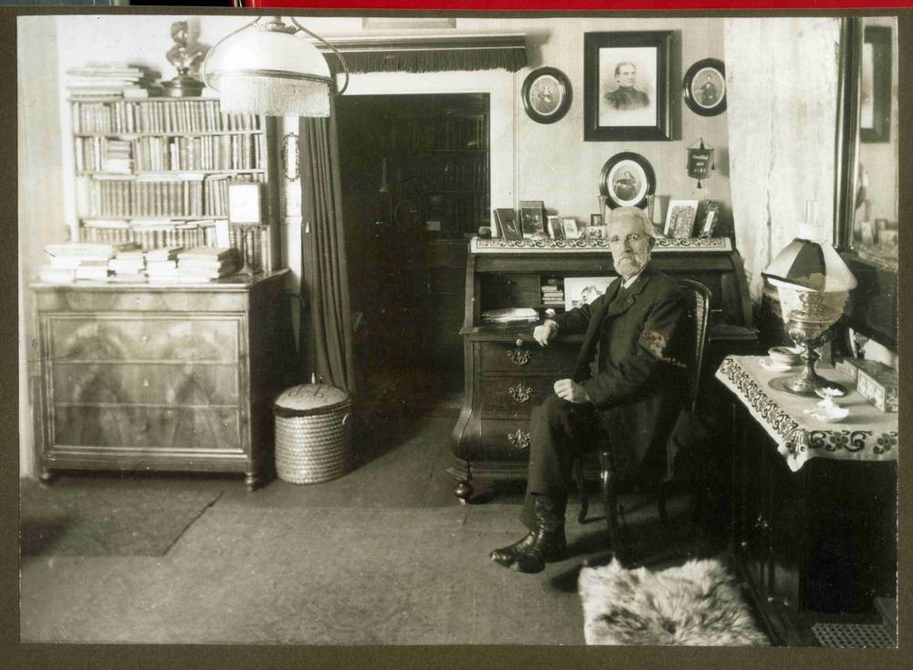  Adolf Werth in seinem Arbeitszimmer. Dieses Bild ist das einzige Foto-Dokument, das von dem Barmer Historiker existiert.  