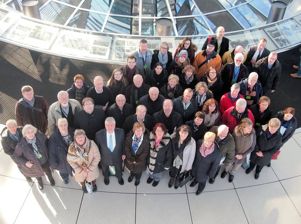  Die Besucher aus dem Bergischen in der Kuppel des Reichstages. 