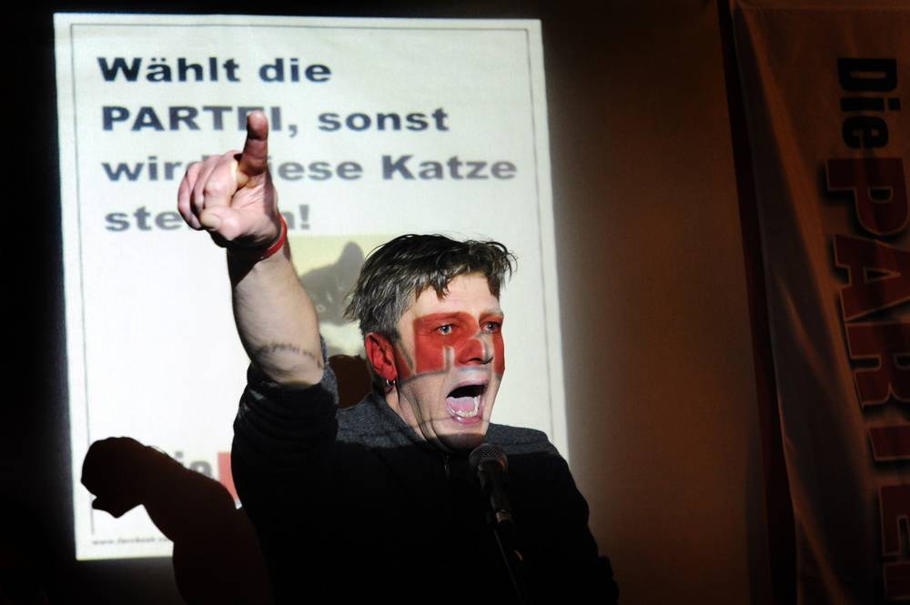  PARTEI-Kreisvorsitzender Christian Deimel stimmte das Volk mit vollem Körpereinsatz auf den eigenen Oberbürgermeisterkandidaten ein. 