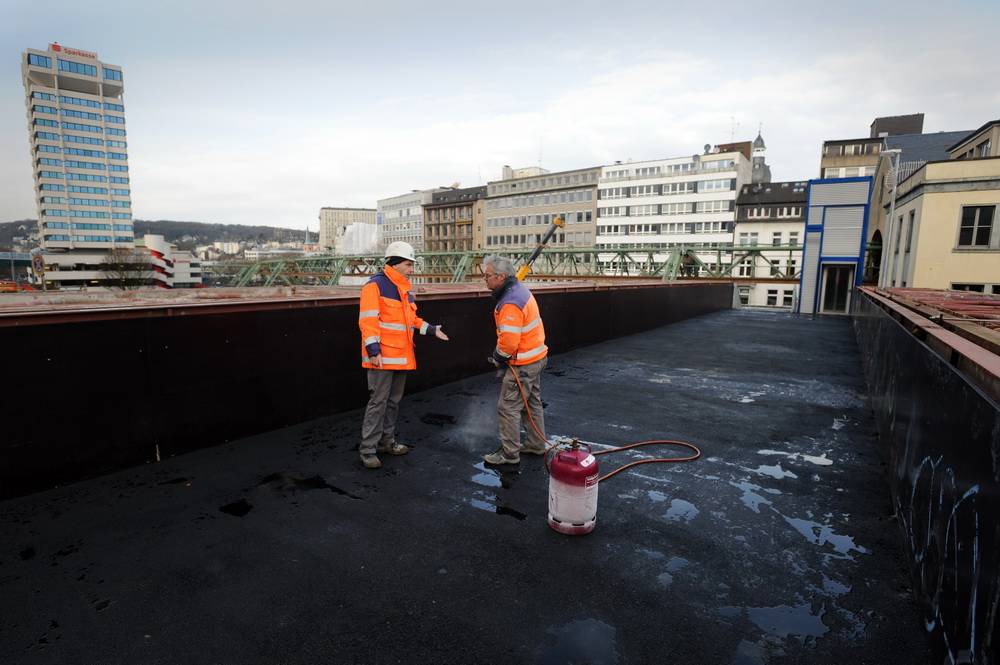  Auf unserem Bild trugen Arbeiter noch den Teer auf. 