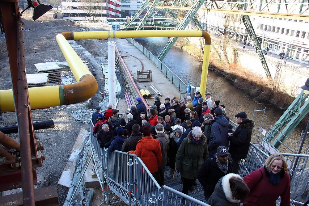  Hochbetrieb auf dem neuen Bauwerk. 
