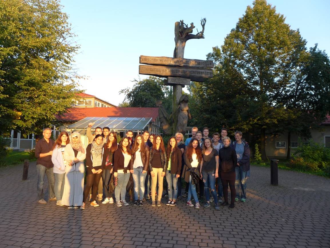  Vor der internationalen Jugendbegegnungsstätte in Auschwitz, das auf polnisch Oswiecim heißt, entstand dieses Bild der Unterbarmer Schülergruppe. 