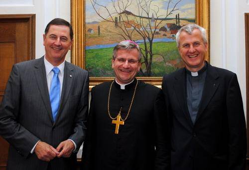  Weihbischof Dr. Dominik Schwaderlapp (Mi.) mit Oberbürgermeister Peter Jung (li.) und Stadtdechant Dr. Bruno Kurth. 
