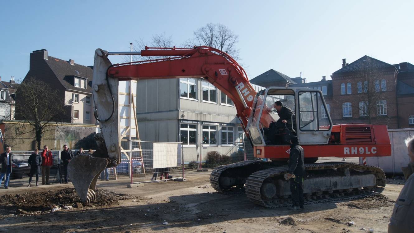  Einsatz beim Kita-Neubau an der Rödiger Straße: Oberbürgermeister Peter Jung, ein Freund von großem Technik-Spielzeug, stieg auf den Bagger und bediente nach Anweisungen eines Bauarbeiters die Schaufel des Fahrzeuges. 