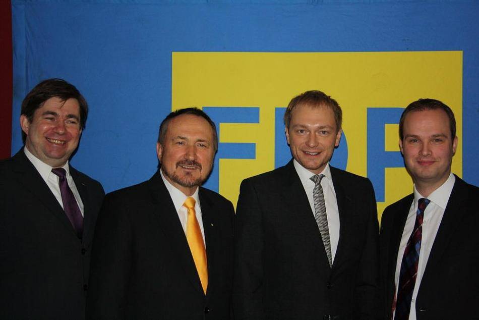  Die Liberalen (auf dem Archivfoto v.li. Jörn Suika, Manfred Todtenhausen, Parteichef Christian Lindner und Marcel Hafke) verzichten wohl auf einen eigenen OB-Kandidaten in Wuppertal.  