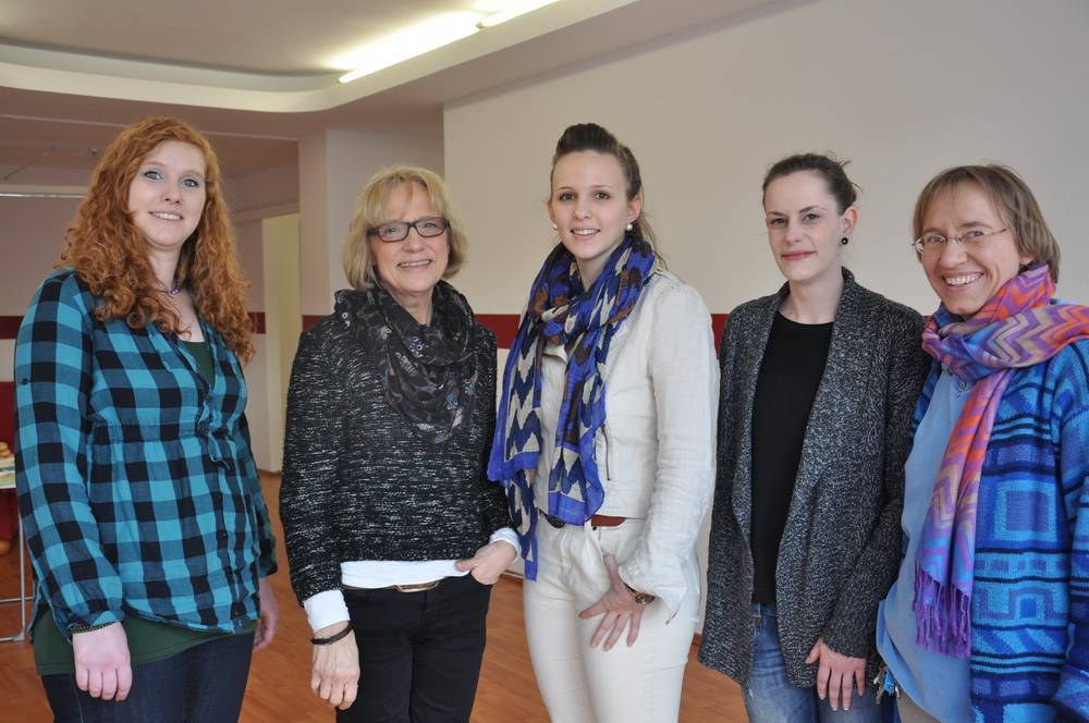 Jennifer Probst (EDE, Mi.) begutachtet die neuen Räume für das Projekt „SkF vor Ort“, in denen Aline Kochen (l.), Julia Kasprzyk (2.v.r.) und Fachbereichsleiterin Sabine Münch (r.) Hilfe suchende Menschen ab sofort beraten. Gabriele Hähner (SkF-Vorstand, 2.v.l.) bedankt sich für die Unterstützung. 