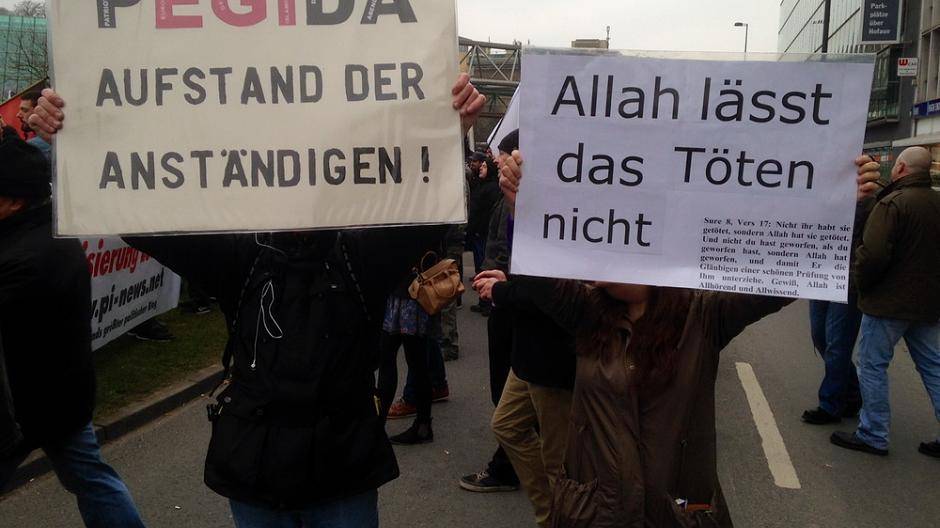 "Pegida"-Anhäner mit ihren...