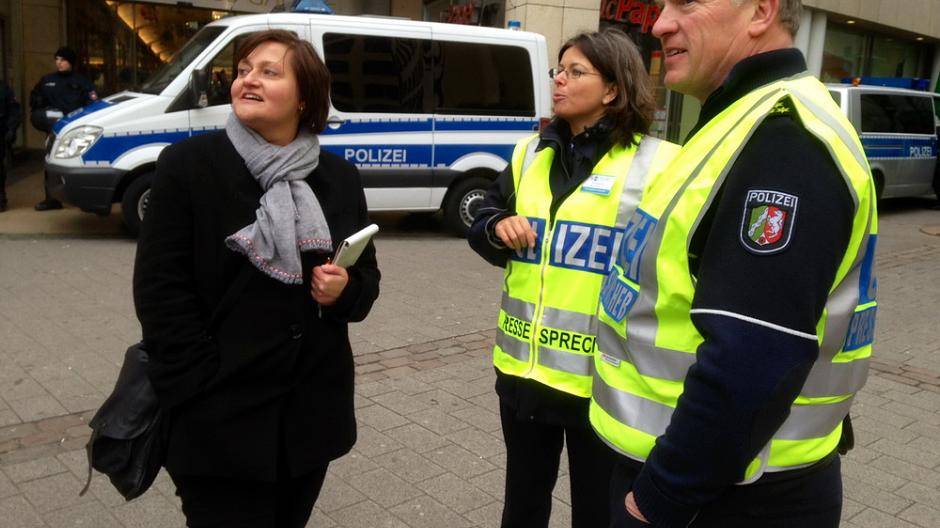 Mitarbeiter der Polizei-Pressestelle informierten vor Ort die...