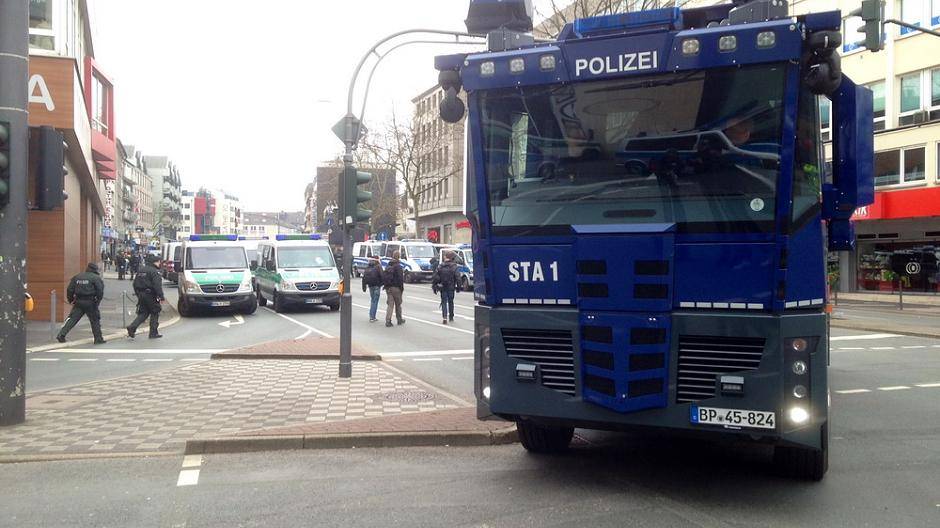 Die Polizei bot auch Wasserwerfer...