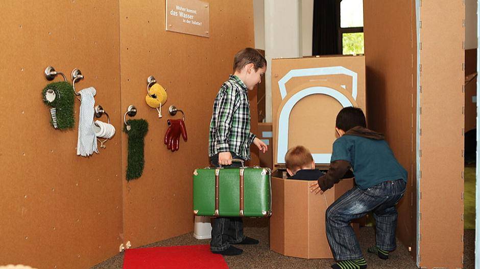 Spielerisch erkunden die Kinder die...