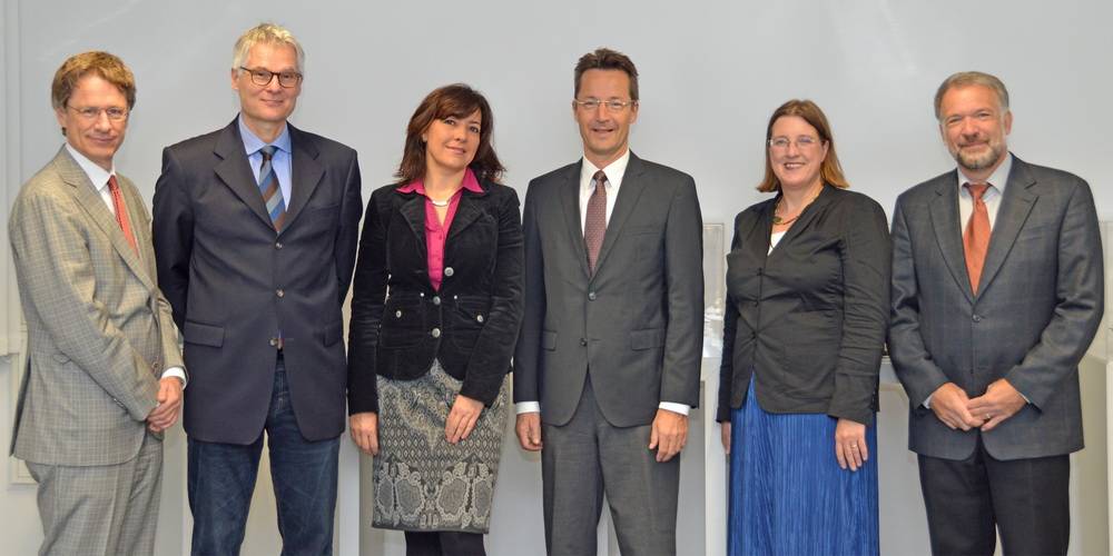  Prof. Dr. Lambert T. Koch (Mi.) im Kreis seiner Rektoratskolleginnen und -kollegen (v.l.): Prof. Dr. Michael Scheffel (Prorektor für Forschung, Drittmittel und Graduiertenförderung), Kanzler Dr. Roland Kischkel, Prof. Dr.-Ing. Anke Kahl (Prorektorin für Planung, Finanzen und Transfer), Rektor Koch, Prof. Dr. Cornelia Gräsel (Prorektorin für Internationales und Diversität) und Prof. Dr. Andreas Frommer (Prorektor für Studium und Lehre). 