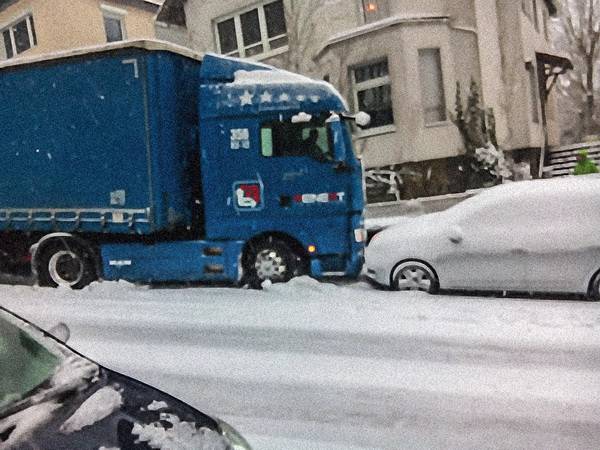  Maßarbeit: Rutschpartie eines französischen Sattelschleppers, der am Waldschlösschen fünf Zentimeter vor einem parkenden Auto zum Stehen kam. 