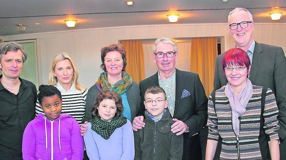  Zum Gruppenbild im Foyer des Opernhauses stellen sich hier (v.l. hinten): Björn Krüger, Jana Ihle, Dörte Bald, Peter Vaupel, Enno Schaarwächter, (vorne) Clijsters, Leah, Sean und Sylvia Martin auf. 