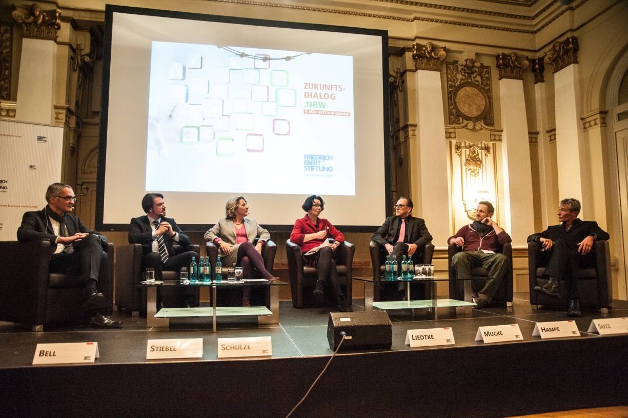  Das Podium in der Historischen Stadthalle. 