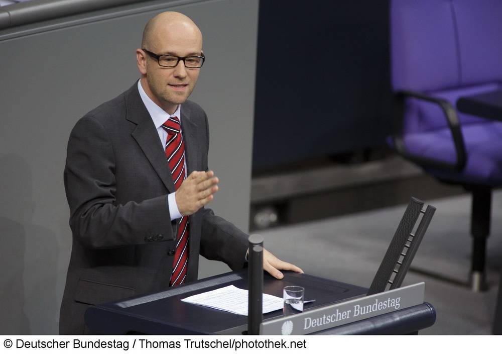  Peter Tauber bei einer Rede im Bundestag. 