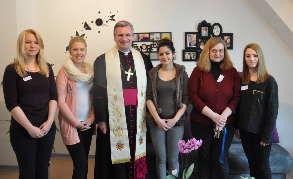 Weihbischof besucht Mädchenwohnheim