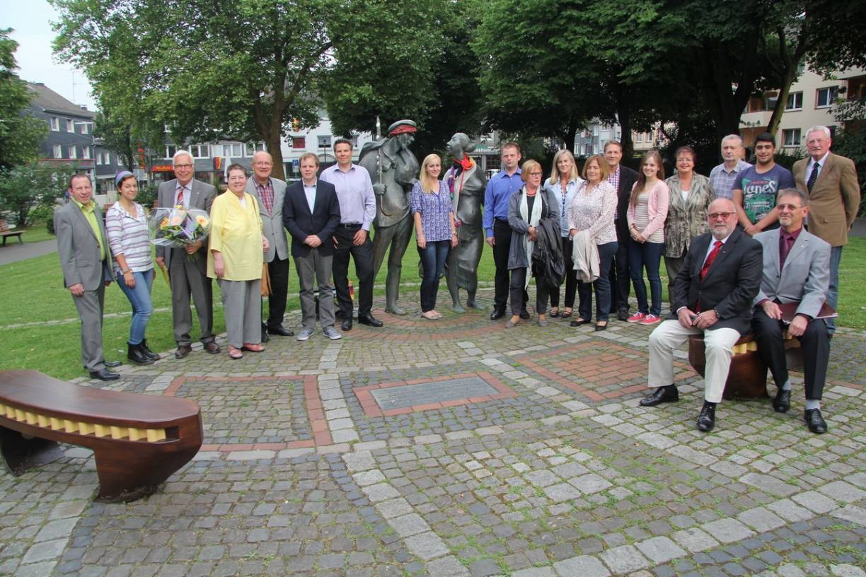  Jürgen Köster (5.v.l.) inmitten der Bezirksvertretung Ronsdorf. Der Linke-Politiker klagt über die Beschneidung der Rechte der Stadtteilparlamentarier - ernet allerdings bei fast allen anderen Ehrenamtspolitikern Unverständnis. 