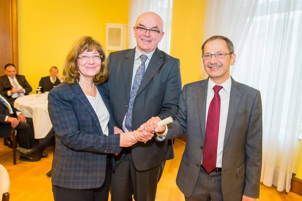  Staffelstabübergabe mit (v.li.) Ruth Deus, Ralf Engel und Georg-Eicke Dalchow. 