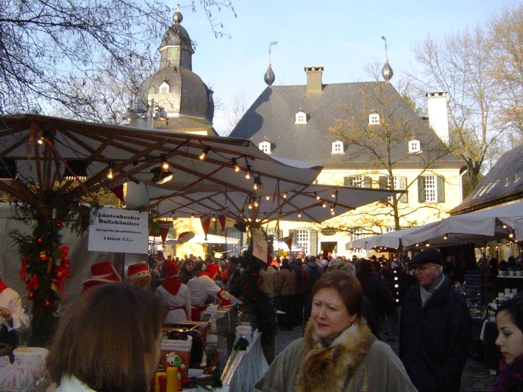  Der Weihnachtsmarkt lockt viele Besucher nach Schloss Lüntenbeck. 