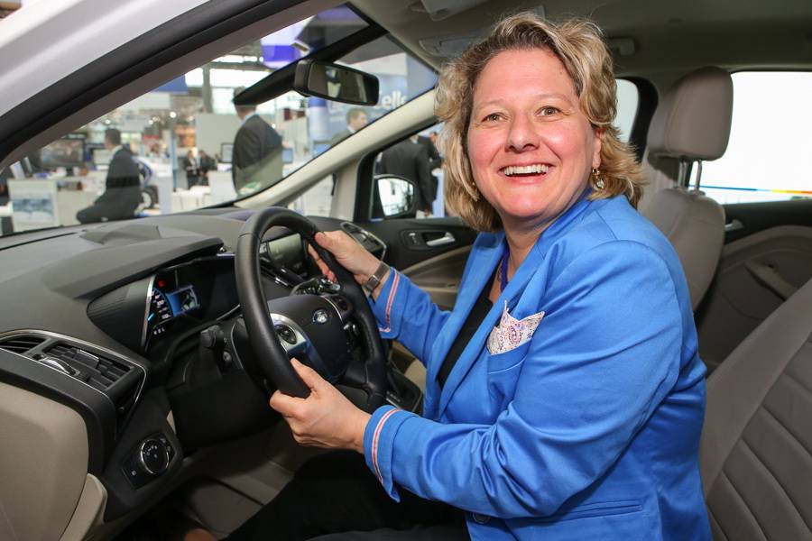  Ministerin Svenja Schulze im Sommer 2014 auf dem Stand des NRW-Umweltministerium beim Austeller ColognE-mobil. 