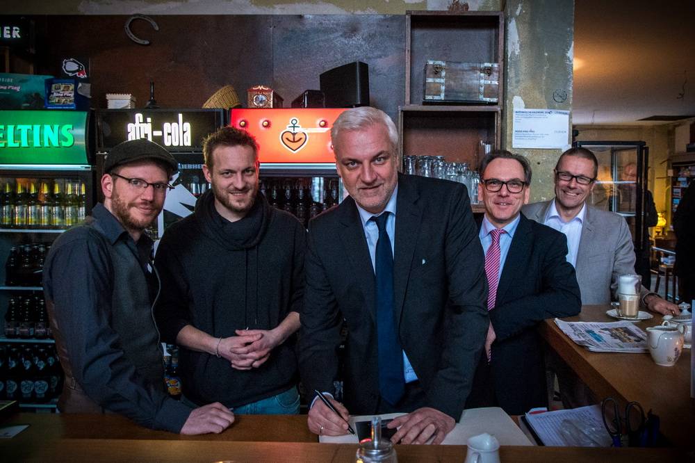  Unser Bild zeigt (v.l.) David J. Becher und Christian Hampe von „Utopiastadt“, Garrelt Duin, Quartiersentwickler Andreas Mucke und Uwe Schneidewind. 