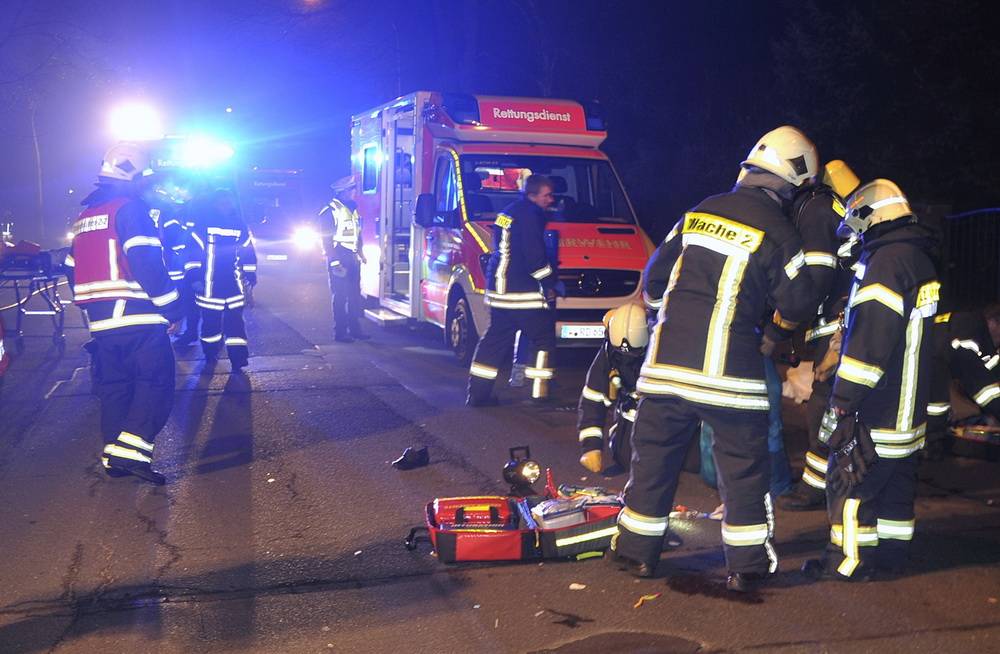  Polizei und Feuerwehr eilten mit einem Großaufgebot zur Unfallstelle. 