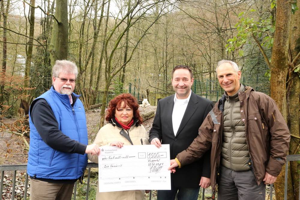  Die vor dem Wolf stehen: Bruno Hensel (1. Vorsitzender des Zoo-Verein Wuppertal e.V.), Käthe Kollwitz, Oliver Kollwitz (Geschäftsführer Fliesen Kollwitz), Dr. Arne Lawrenz (Zoodirektor). 
