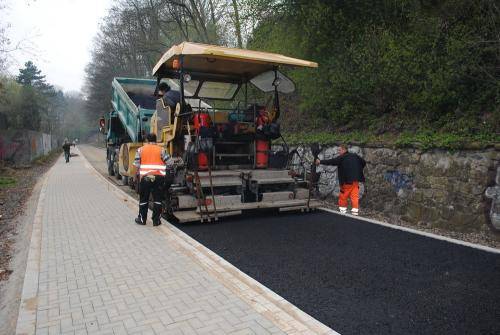  Wie hier auf diesem Archivbild muss auf der Trasse zum Teil noch Asphalt aufgetragen werden. 