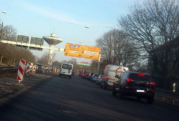  Schon jetzt täglich in Problem. Die Ampel vor dem Kreisel staut den Abbiegeverkehr nach Barmen bis zurück auf die L 417. 