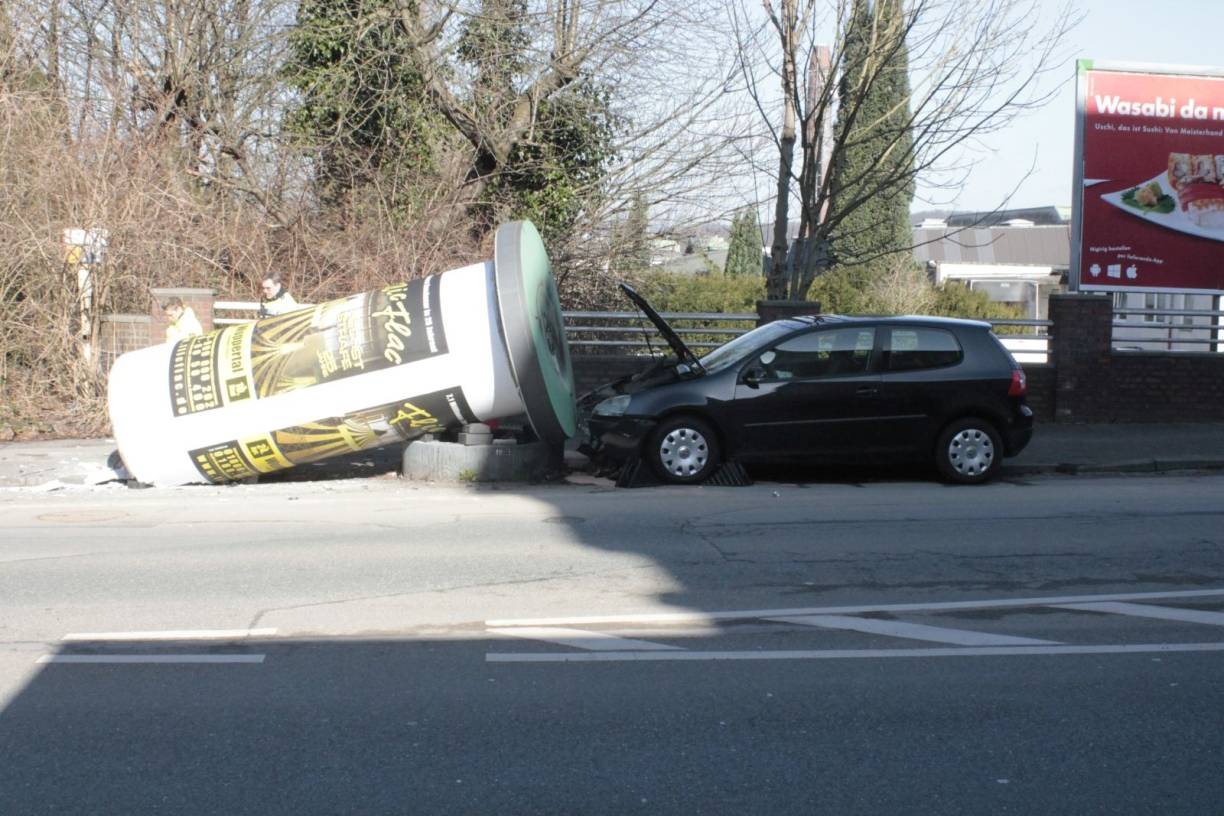  Diese Litfasssäule hielt nicht stand. 