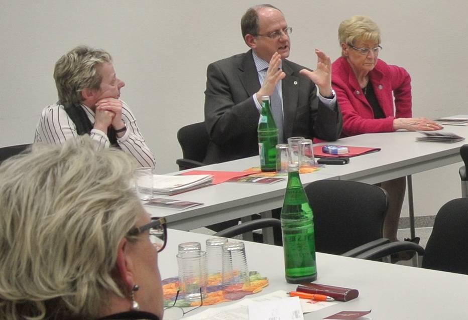  V.li.: Barbara Reul-Nocke, der CDU-Kreisvorsitzende Rainer Spiecker und Christel Simon. 