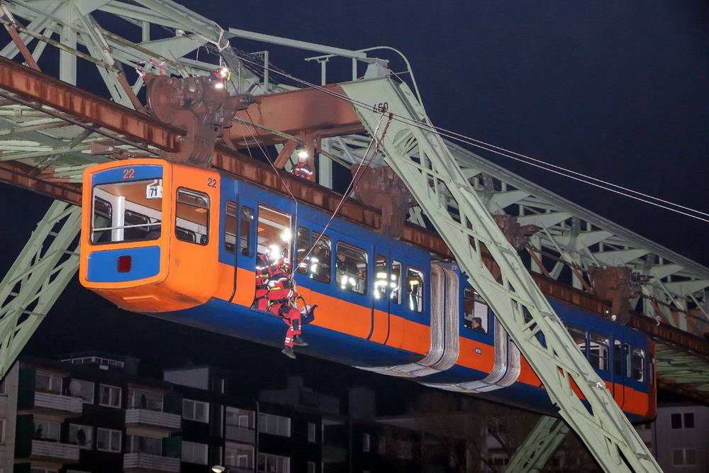  Die Höhenretter kamen über das Gerüst zu den "Hilfesuchenden". 