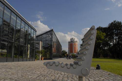  Das Glashaus des Botanischen Gartens und der Elisenturm. 