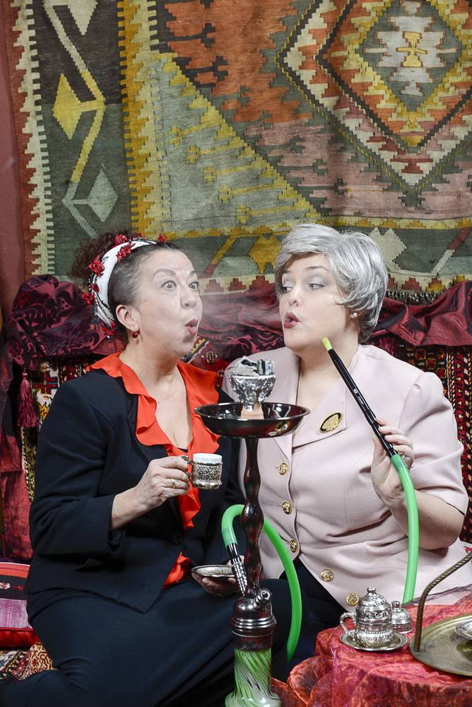  Ayse (Lilay Huser) und Hilde (Marcia Golgowski) erleben als „Trockenblumen“ neue Abenteuer — diesmal in Istanbul. 